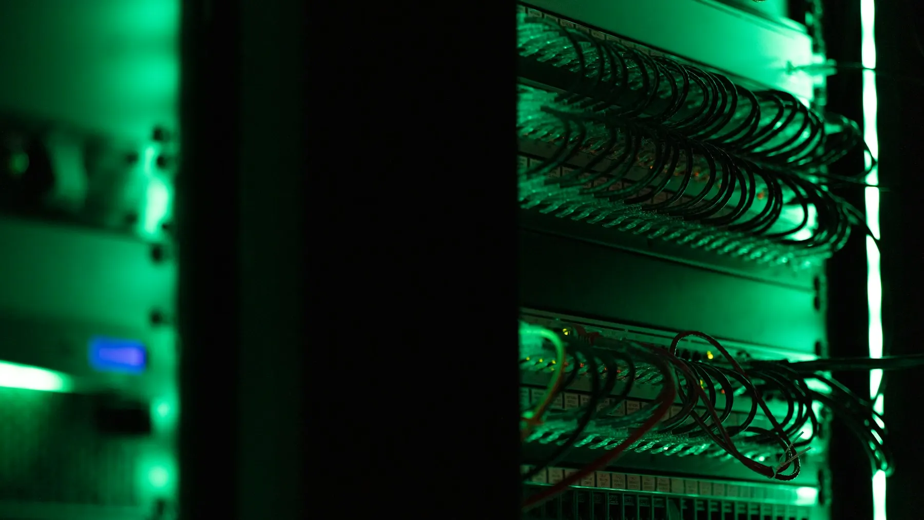 Rack de servidores en una sala en penumbra