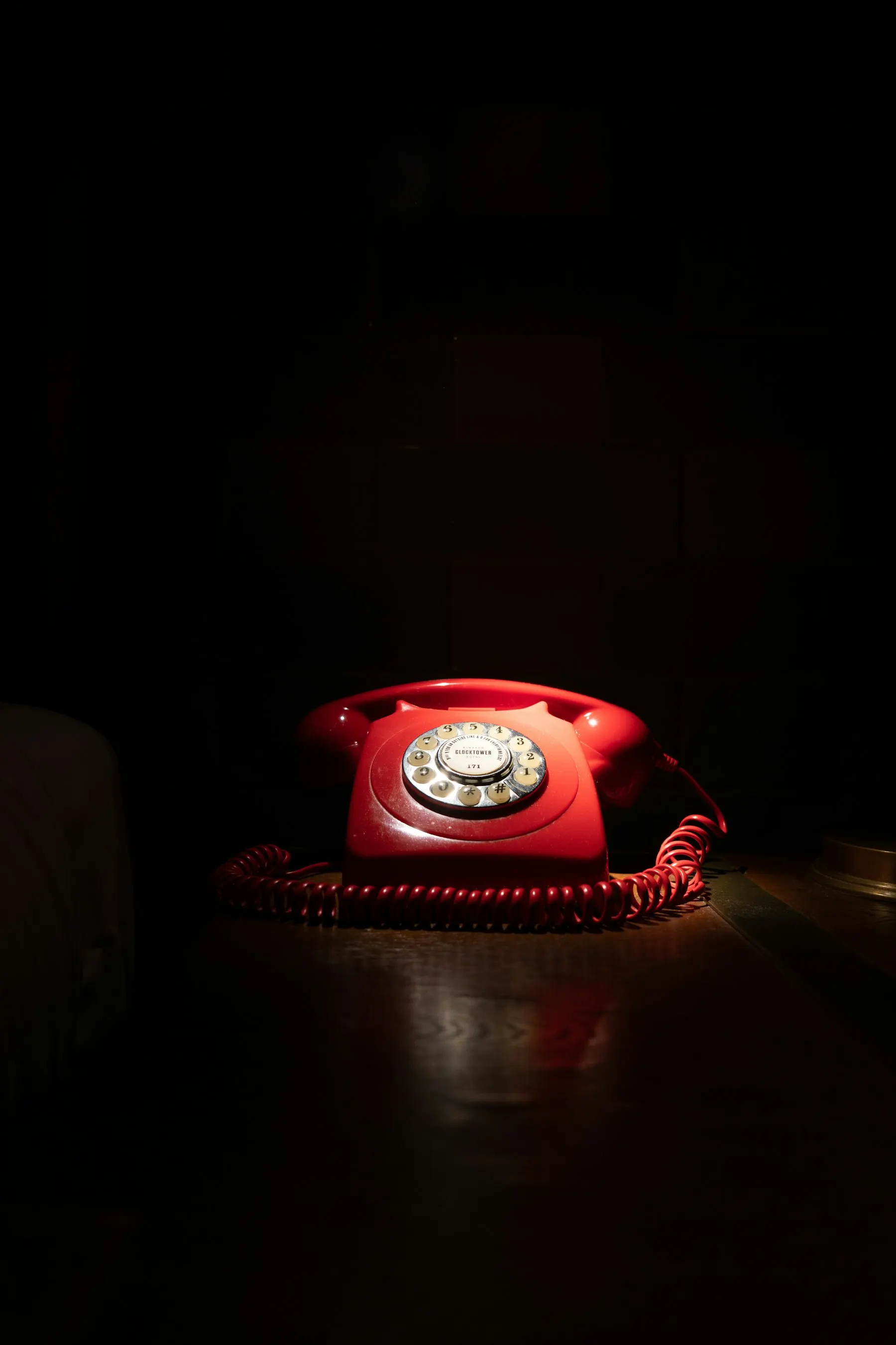Teléfono rojo sobre una mesa
