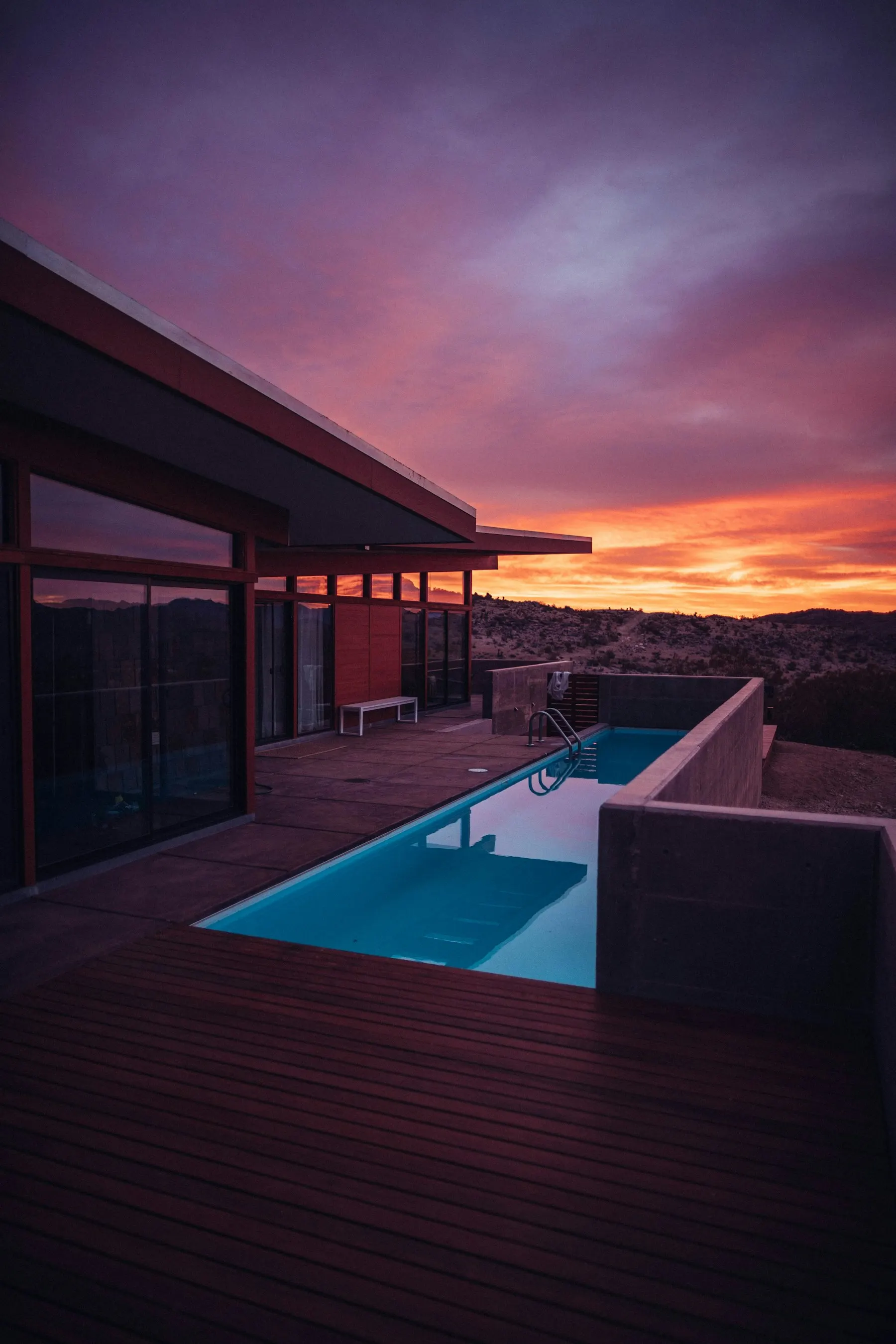 Villa con piscina en la hora dorada